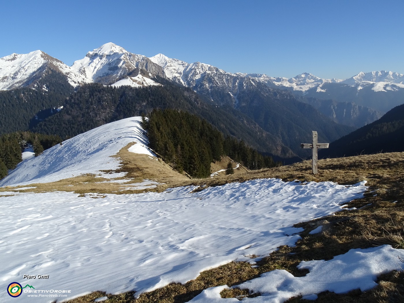 67 La bella crocetta lignea panoramica verso il Monte Cavallo.JPG